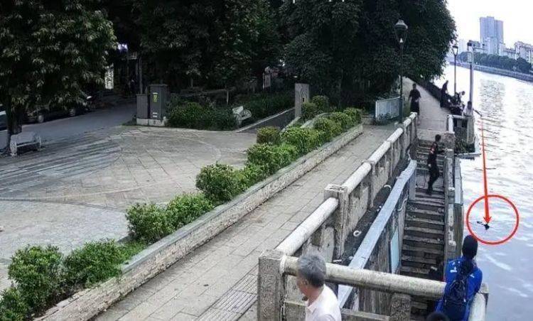 皇冠信用网平台出租
_男子用鱼线精准钩住老人裤腿皇冠信用网平台出租
，救起七旬落水阿婆