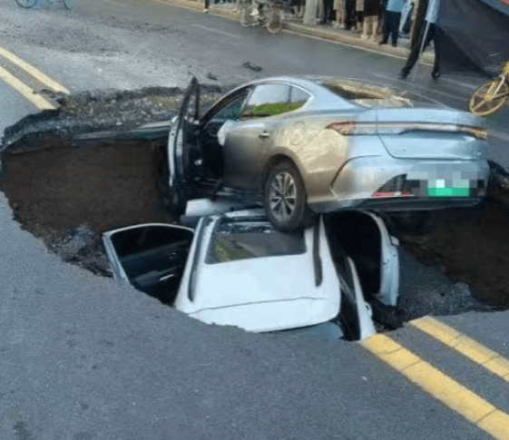 皇冠信用網会员开户_邯郸一路面有车辆掉入坑中？多部门回应：确有此事皇冠信用網会员开户，正积极处理