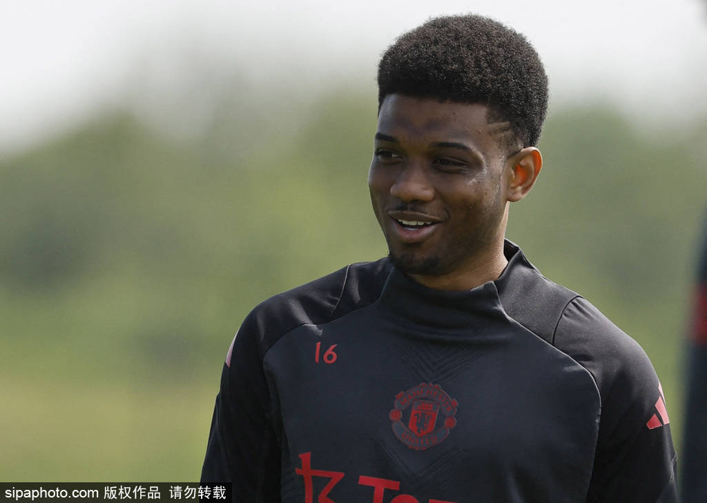 皇冠代理怎么拿_姆贝莫转会曼联惊天反转！偶像埃托奥密会皇冠代理怎么拿，一席话改变命运？红魔5千万镑豪赌未来！