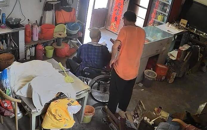 皇冠登一登二登三区别_猖狂！江苏徐州近九旬大爷独自守店皇冠登一登二登三区别，男子进来当面盗窃，警方回应