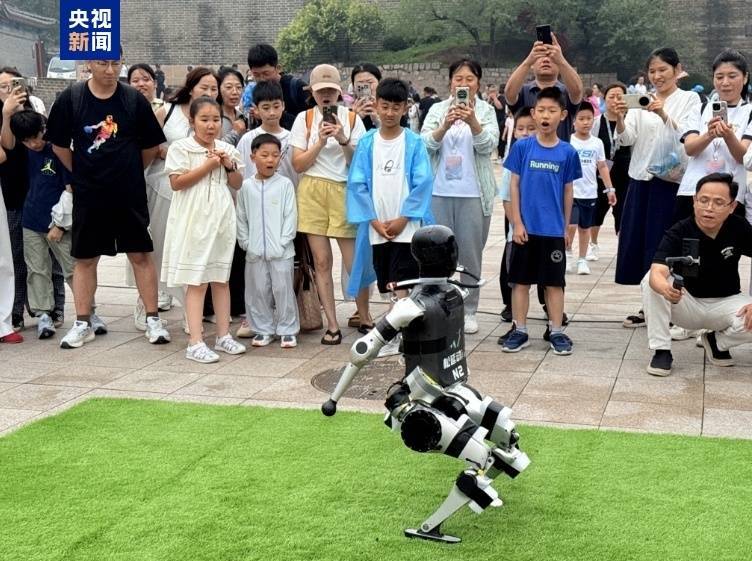 皇冠信用網_全球首创皇冠信用網!2025世界人形机器人运动会能量传递活动启幕