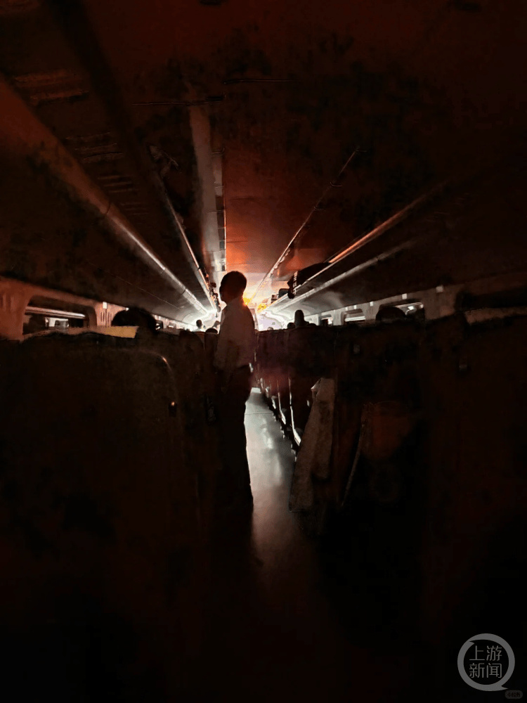 皇冠信用网在线申请
_动车车头坏了乘客被困荒野4小时?12306:强降雨致车头受损皇冠信用网在线申请
,更换车头后恢复运行