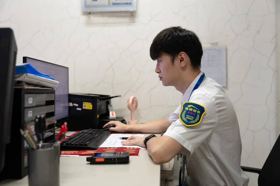 巴西甲组联赛_一根牙签“抢”回25万元！一老年乘客手机被“黑”巴西甲组联赛，地铁值班站长紧急取卡