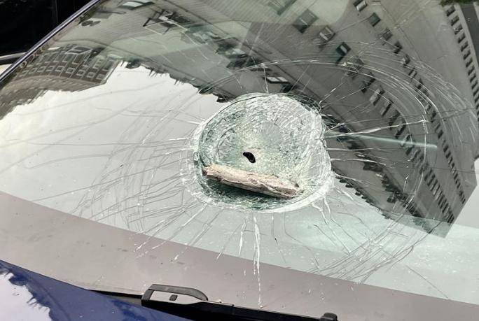 芬兰甲组联赛_太吓人！上海一小区外墙瓷砖从32楼落下芬兰甲组联赛，9辆车被砸得面目全非，居民：不是第一次