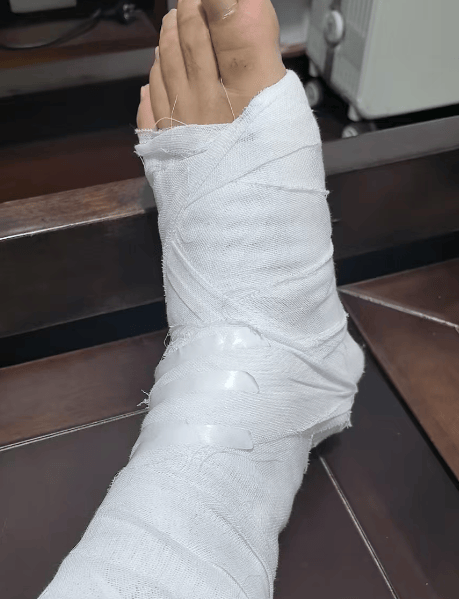 皇冠信用盘网址_诡异!浙江男子独自前往公墓皇冠信用盘网址,偷偷塞了一大笔钱!民警顺藤摸瓜还搜出了假发、人脸面具……