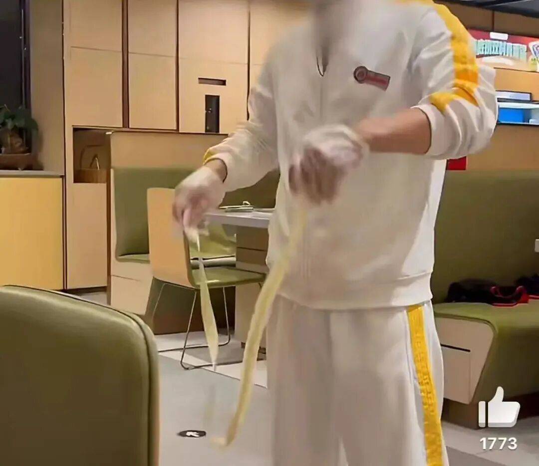 皇冠信用网哪里申请_昆明一男子曝光海底捞甩面时面条多次着地皇冠信用网哪里申请,被门店区别对待