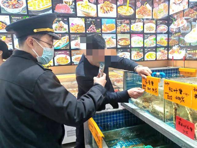 皇冠电话
_闵行夜查皇冠电话
!上海禁令下仍有商家自制售卖生腌