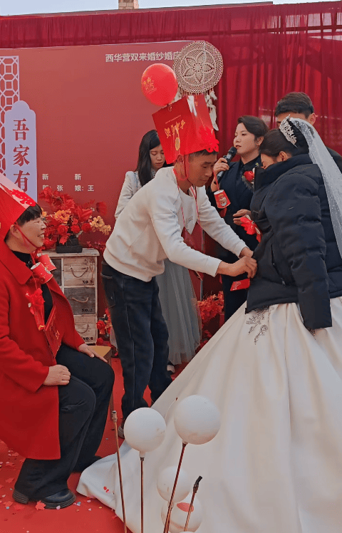 皇冠ag mos011
_婚礼上新娘冻得哆嗦皇冠ag mos011
,公公立马脱外套给新娘披上,主持人:很少见,很感动