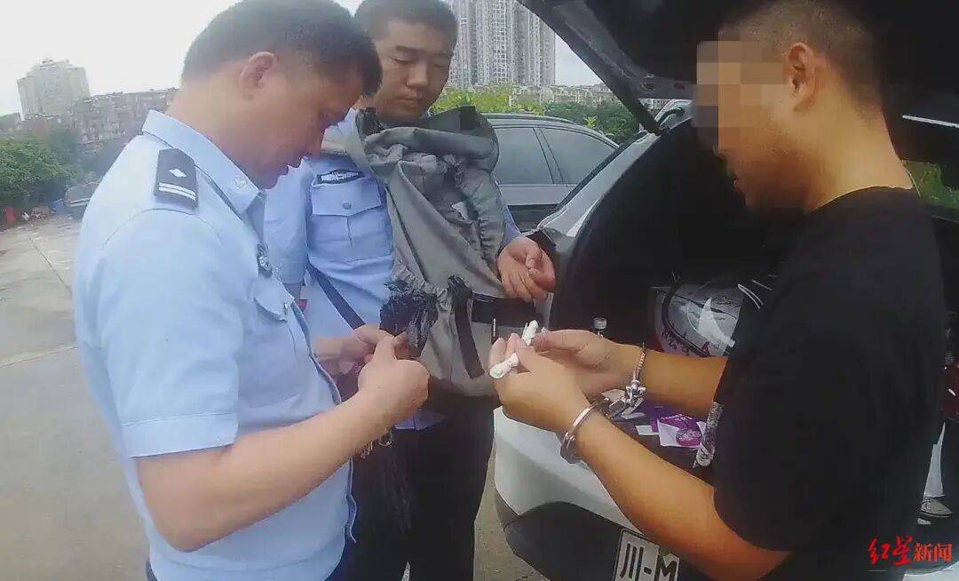 皇冠退水
_四川一纯电SUV高速上“自燃”皇冠退水
,车内检出汽油,警方披露:情侣点燃卫生纸柱引火骗保,想法来自儿时给父亲卷烟