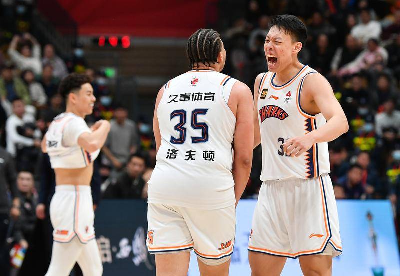 皇冠信用网代理申条件_胡明轩两罚不中葬送胜局 上海加时三分绝杀广东