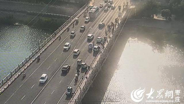 皇冠信用网址_山东枣庄：消防员执行公务途中营救一名跳河女子