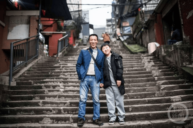 信用網怎么开户_“你比棒棒爸爸更棒信用網怎么开户！” 朝天门梯坎上爸爸牵着的小男孩高考啦