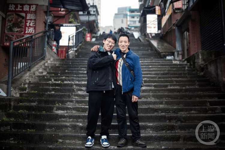 信用網怎么开户_“你比棒棒爸爸更棒信用網怎么开户！” 朝天门梯坎上爸爸牵着的小男孩高考啦