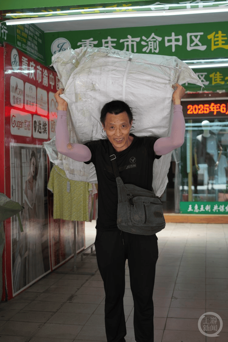 信用網怎么开户_“你比棒棒爸爸更棒信用網怎么开户！” 朝天门梯坎上爸爸牵着的小男孩高考啦