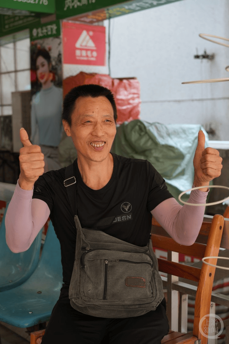 信用網怎么开户_“你比棒棒爸爸更棒信用網怎么开户！” 朝天门梯坎上爸爸牵着的小男孩高考啦