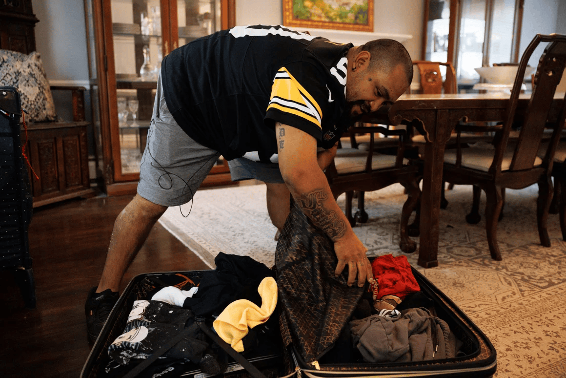 皇冠信用网代理出租_一家人自愿被驱逐出美国：“留在这里是一场赌博”