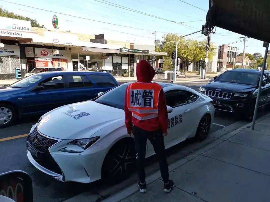 皇冠信用網登2代理_澳大利亚人抗议在车上贴中国八一军徽皇冠信用網登2代理！吓得还以为是中国来抓他的