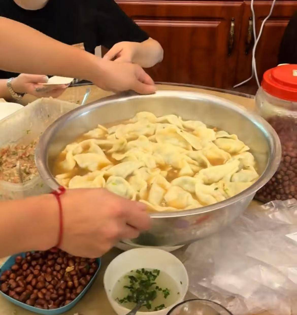 斯托克城vs布拉德福德_16个外甥一顿吃200个水饺斯托克城vs布拉德福德，挑扁担买菜的重庆“宇宙舅舅”：孩子们开学离开，心里空落落的