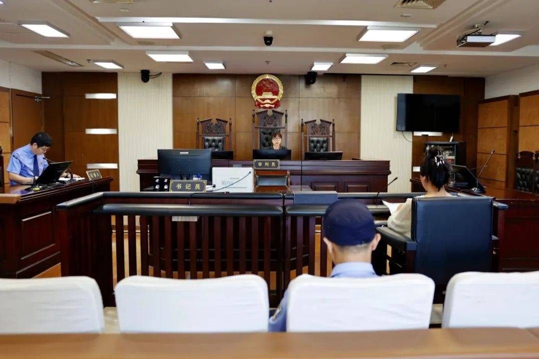 纳什维尔vs亚特兰大联_女子与妹妹因清理狗屎发生争执纳什维尔vs亚特兰大联，将2只狗从21楼扔下摔死，狗买回不到一个月，最小1斤重