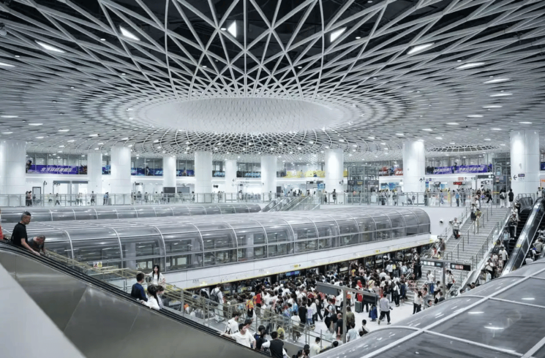 黑镇市vs卧龙岗狼队_历史首次！深圳地铁客流又爆了黑镇市vs卧龙岗狼队，这三条线路人最多