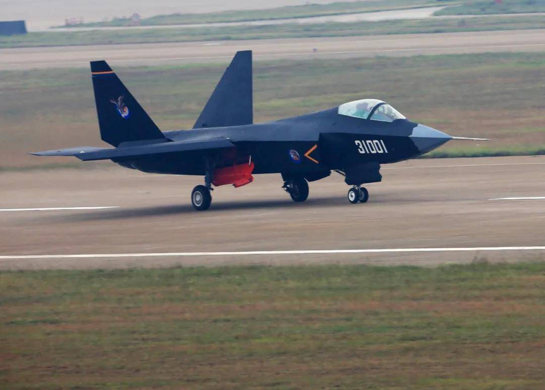 世界杯2026欧洲外围赛_中国歼-35最新画面世界杯2026欧洲外围赛！6枚中距弹、隐藏登机梯首次曝光！