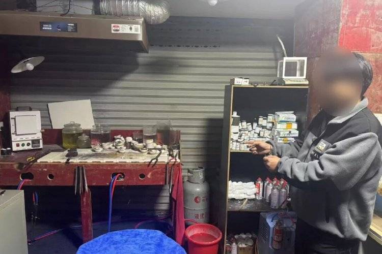 皇冠信用網怎么租_金项链里发现大量不明金属皇冠信用網怎么租，多家金店中招，警方：2人在黄金中掺铼