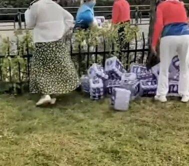 信用网怎么注册_海口马拉松比赛用水遭多名老人哄抢信用网怎么注册，文广体局回应：证据视频已移交相关执法部门